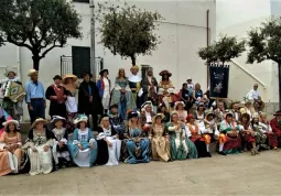 Le maschere italiane al convegno nazionale in Puglia. Buscaja è alla sinistra con la fisarmonica